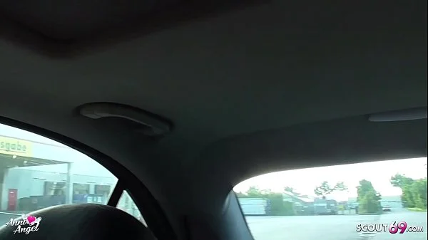 Doppel Blowjob auf dem Parkplatz von 2 Deutschen Teens auf dem Parkplatz für fremden Typen - German Teen