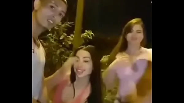 Dos amigas chupando pijas en la calle