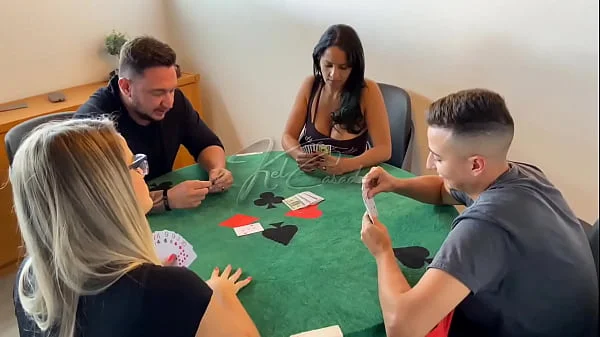 Um jogo de cartas acabou em troca de casal com Kel Abate e a Bruna Carlos! Continua no RED.