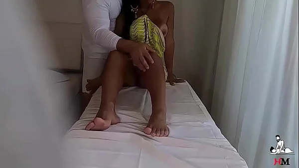 Gostosa sai escondida do marido e fode com massagista durante sessão de massagem tântrica