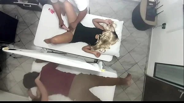 Masaje Erotico en El Cuerpo de la Hermosa Esposa al Lado de su Marido en el Salon de Masajes en Pareja Quedo Grabado Como La Esposa es Manipulada por el Medico y Luego Follada al lado de su Marido NTR