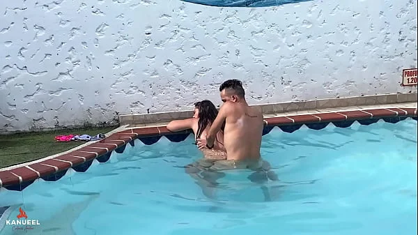 THE NEIGHBOR COMES DOWN TO SUN AND I SEDUCE HER TO GIVE ME A DELICIOUS BLOWJOB IN THE POOL