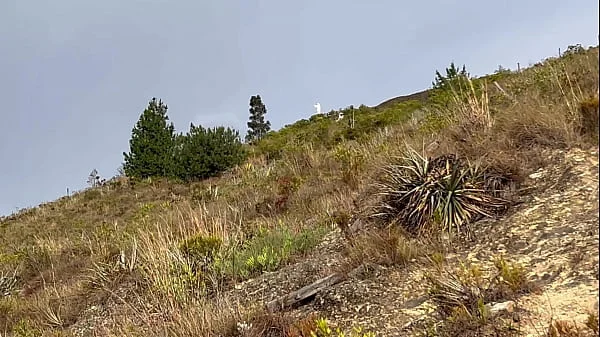 Sexo lésbico al aire libre después de una dosis de adrenalina.