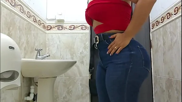 Graba con camara a secretaria culona meando en el baño