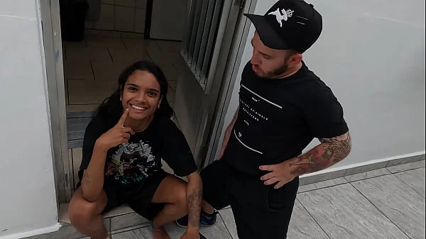 Pitoco chegou junto da ninfeta e quer meter o ferro - Jasmine Santanna