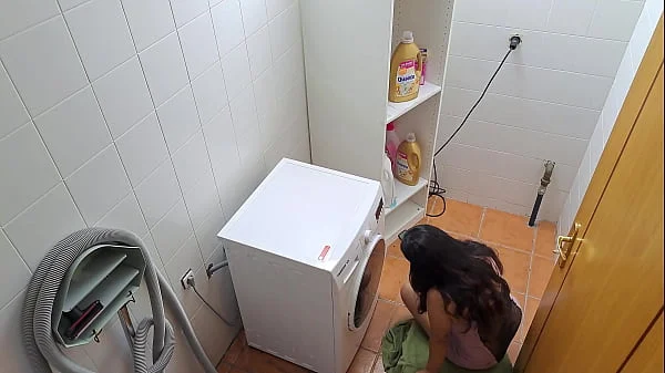 Horny Married Mom Fucks the Handyman on The Laundry Machine