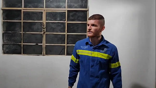 a russah chamou o eletricista para arrumar sua tv e pagou com sexo