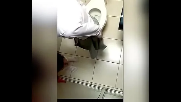 Dos Alumnas Lesbianas Mexicanas Tocándose en el Baño de la Escuela y Haciendo Sexo Oral! Dos ESTUDIANTES LESBIANAS MEXICANAS Calientes en el Baño de Mujeres se TOCAN Hasta TERMINAR!