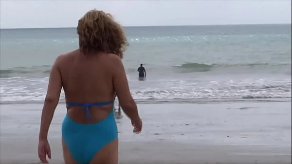 58-year-old hairy on vacation at the beach shows off in a bikini in front of her after the sea she goes to the apartment to masturbate and fuck, to end up peeing and bathing