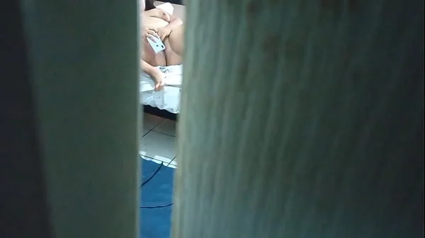 Espiando a mi mamá se masturba y hace videollamada con su novio al final se da cuenta