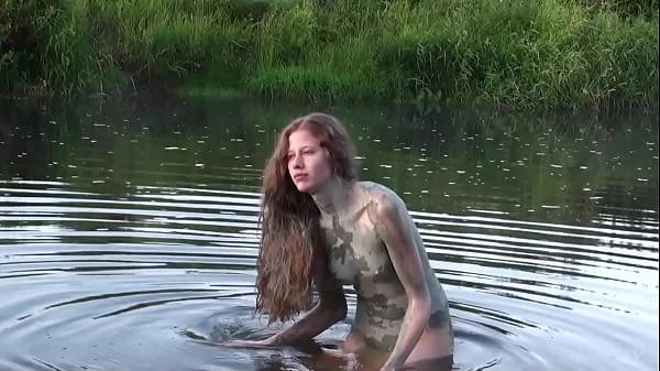 Nicole Turns Her Nude Skin Into Body Art With Mud