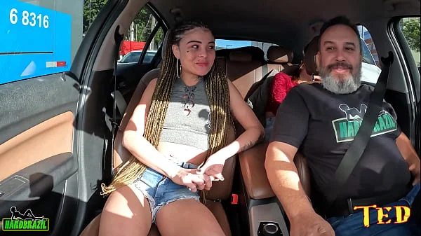 Mirella Dias mais uma iniciante novinha entra aprontando dentro do carro mais famoso do Brasil