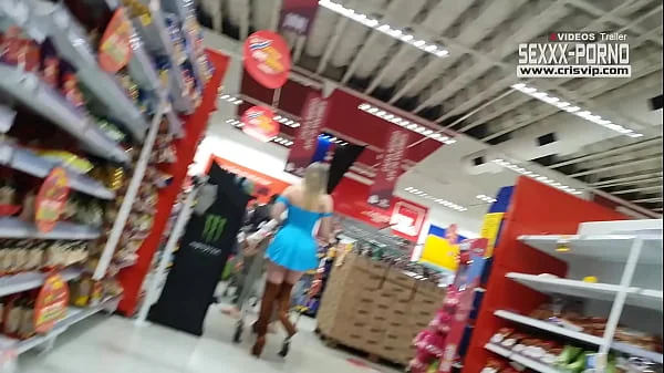 Loira gostosa sem calcinha no supermercado