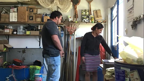 ¡Mierda! mi marido recibe en su taller a la vecina inocente pero no se le erectó el pene